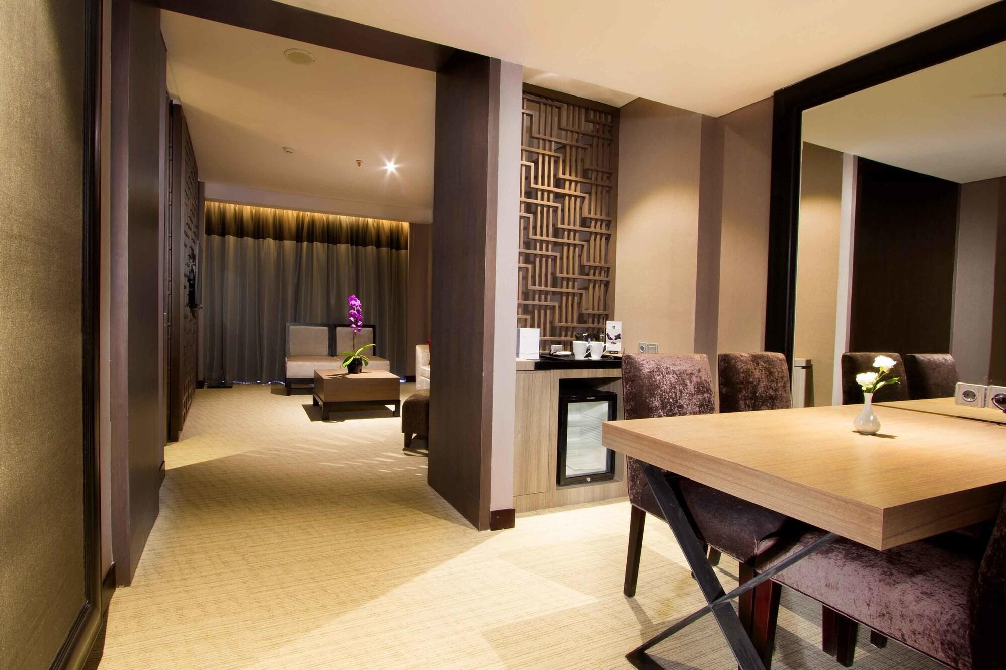 แอสตัน ไพรออริตี ซิมาตูปัง โฮเต็ล แอนด์ คอนเฟอเรนซ์ เซ็นเตอร์ Hotel จาการ์ตา ภายนอก รูปภาพ